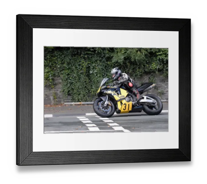 Framed Print : Tony Oates (Honda) 2009 Senior Manx Grand Prix Framed Print : Tony Oates (Honda) 2009 Senior Manx Grand Prix