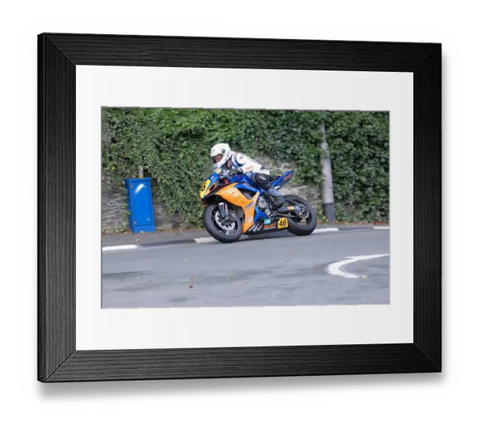 Framed Print : Ian Whitlow (Suzuki) 2009 Senior Manx Grand Prix Framed Print : Ian Whitlow (Suzuki) 2009 Senior Manx Grand Prix