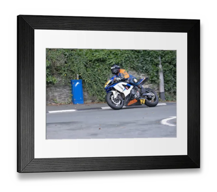 Framed Print : Peter Simpson (Suzuki) 2009 Senior Manx Grand Prix Framed Print : Peter Simpson (Suzuki) 2009 Senior Manx Grand Prix