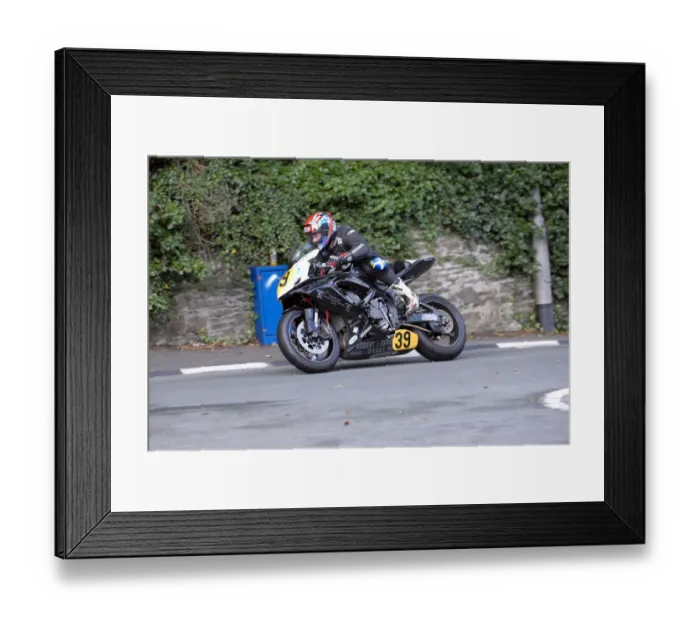 Framed Print : Christopher Sammons (Suzuki) 2009 Senior Manx Grand Prix Framed Print : Christopher Sammons (Suzuki) 2009 Senior Manx Grand Prix