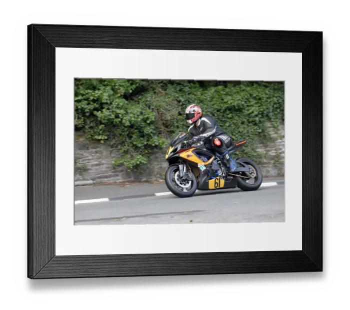 Framed Print : Steve Hodgson (Suzuki) 2009 Senior Manx Grand Prix Framed Print : Steve Hodgson (Suzuki) 2009 Senior Manx Grand Prix