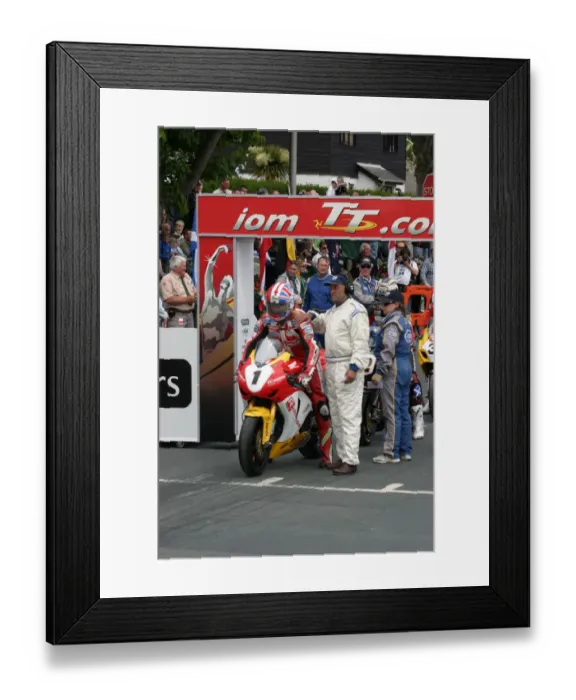 Framed Print : Gary Johnson (Honda) 2009 Senior TT Framed Print : Gary Johnson (Honda) 2009 Senior TT