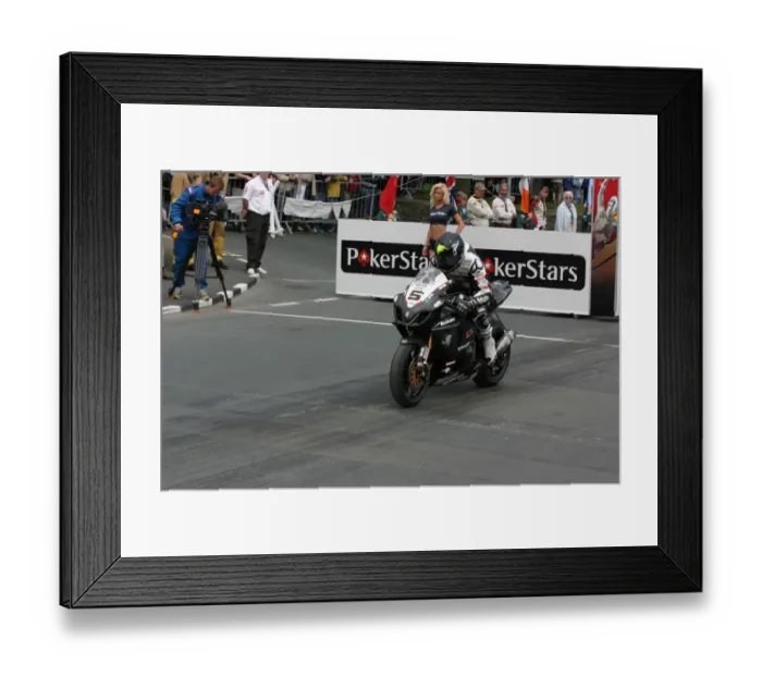 Framed Print : Bruce Anstey (TAS Suzuki) 2009 Superbike TT Framed Print : Bruce Anstey (TAS Suzuki) 2009 Superbike TT