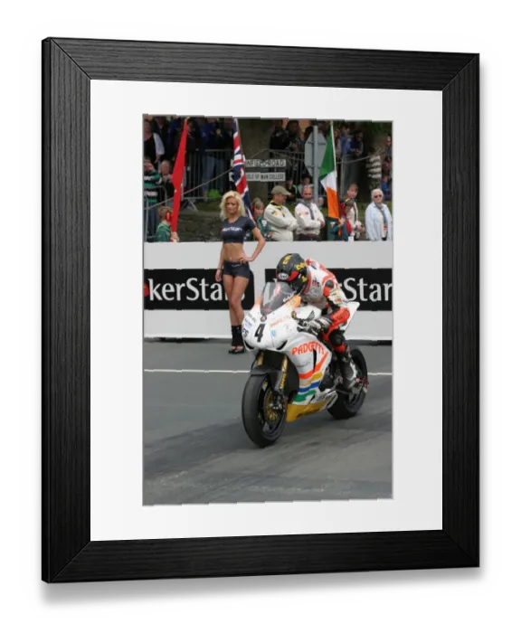 Framed Print : Ian Hutchinson (Honda) 2009 Superbike TT Framed Print : Ian Hutchinson (Honda) 2009 Superbike TT