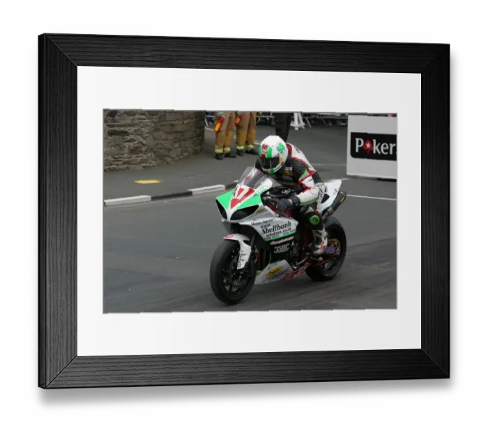 Framed Print : Paul Owen (Yamaha) 2009 Superbike TT Framed Print : Paul Owen (Yamaha) 2009 Superbike TT