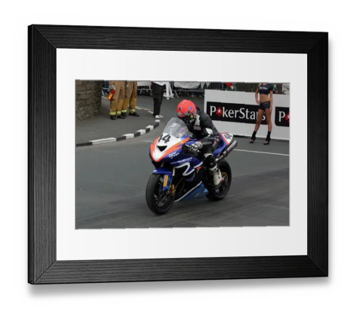 Framed Print : Craig Atkinson (Kawasaki) 2009 Superbike TT Framed Print : Craig Atkinson (Kawasaki) 2009 Superbike TT