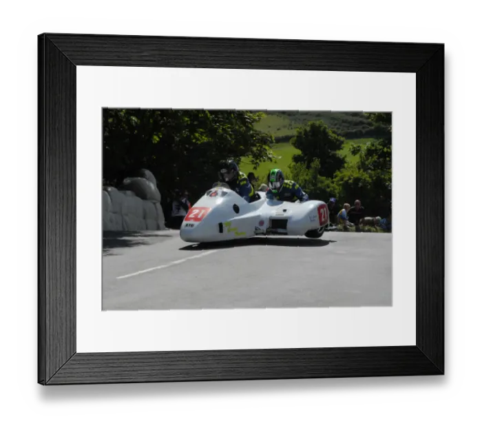 Framed Print : Dennis Booth (Yamaha) 2009 Southern 100