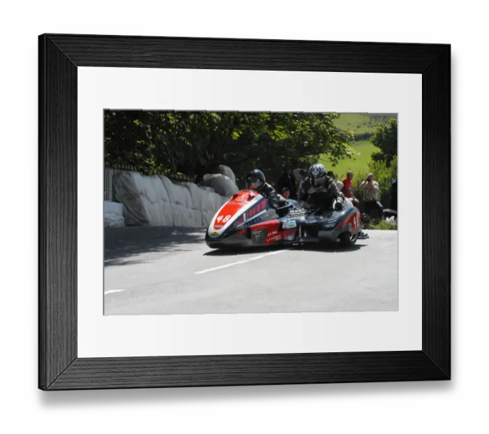Framed Print : Ruth Laidlow & Julie Hanks-Elliott (LCR Suzuki) 2009 Sidecar TT Framed Print : Ruth Laidlow & Julie Hanks-Elliott (LCR Suzuki) 2009 Sidecar TT