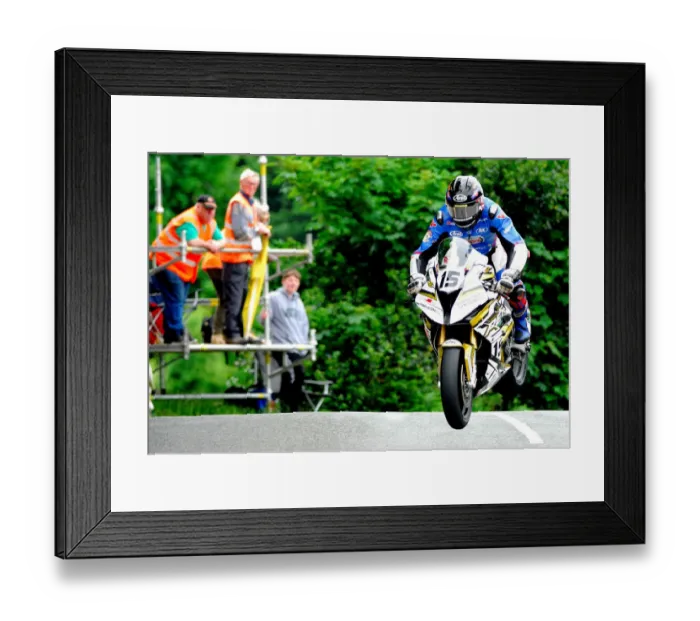 Framed Print : Derek Sheils (BMW) 2018 Senior TT Framed Print : Derek Sheils (BMW) 2018 Senior TT