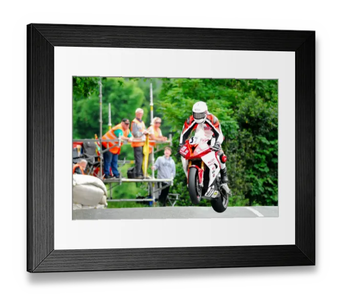 Framed Print : Michael Evans (BMW) 2018 Senior TT Framed Print : Michael Evans (BMW) 2018 Senior TT