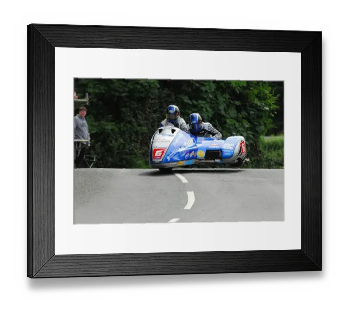 Framed Print : Pete Founds & Jevan Walmsley (DDM Suzuki) 2018 Sidecar TT Framed Print : Pete Founds & Jevan Walmsley (DDM Suzuki) 2018 Sidecar TT