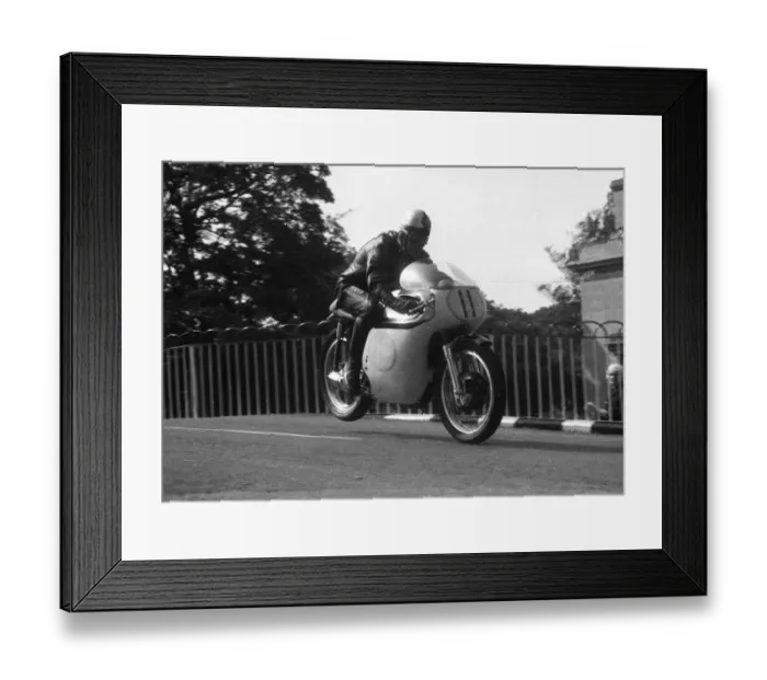 Framed Print : Robert Mawby (Norton) 1963 Senior Manx Grand Prix Framed Print : Robert Mawby (Norton) 1963 Senior Manx Grand Prix