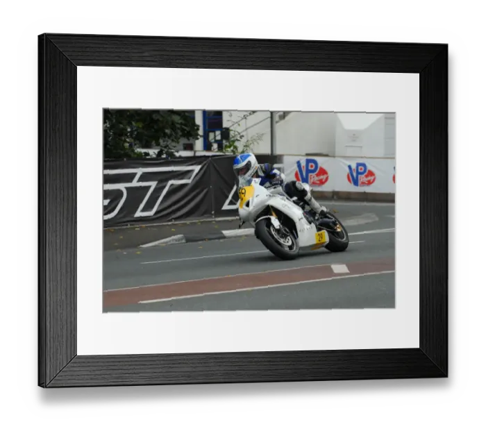 Framed Print : Murray McConnachie (Triumph) 2015 Senior Manx Grand Prix