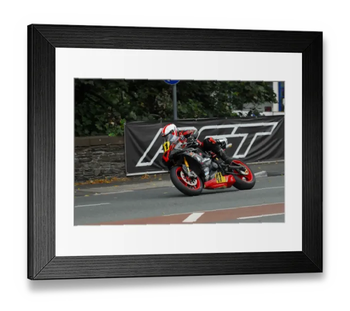 Framed Print : Steve Moody (Triumph) 2015 Senior Manx Grand Prix Framed Print : Steve Moody (Triumph) 2015 Senior Manx Grand Prix