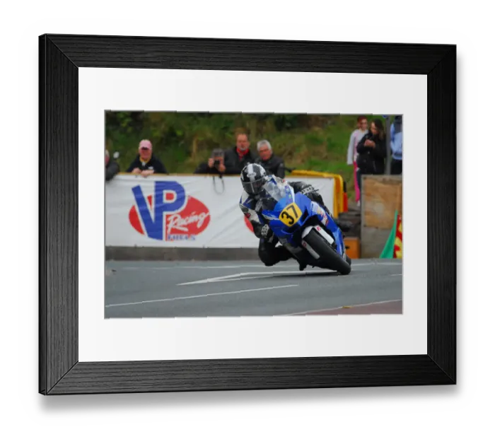 Framed Print : Peter Symes (Suzuki) 2015 Senior Manx Grand Prix Framed Print : Peter Symes (Suzuki) 2015 Senior Manx Grand Prix