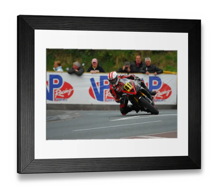 Framed Print : Steve Moody (Triumph) 2015 Senior Manx Grand Prix Framed Print : Steve Moody (Triumph) 2015 Senior Manx Grand Prix