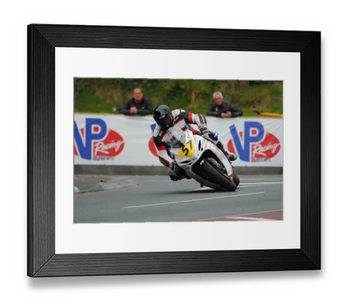 Framed Print : Robert Nelson (Suzuki) 2015 Senior Manx Grand Prix Framed Print : Robert Nelson (Suzuki) 2015 Senior Manx Grand Prix
