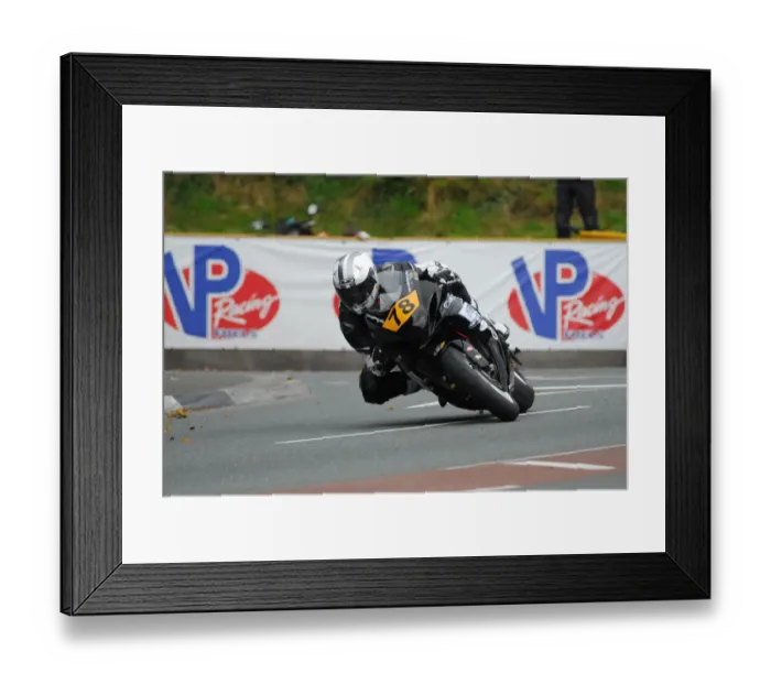 Framed Print : Robert Whittall (Suzuki) 2015 Senior Manx Grand Prix Framed Print : Robert Whittall (Suzuki) 2015 Senior Manx Grand Prix