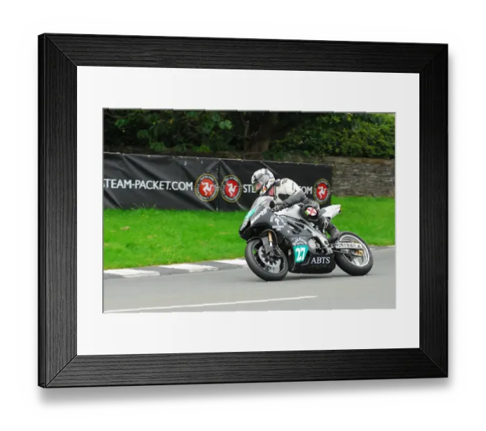 Framed Print : Les Miller (Suzuki) Super Twin Manx Grand Prix Framed Print : Les Miller (Suzuki) Super Twin Manx Grand Prix