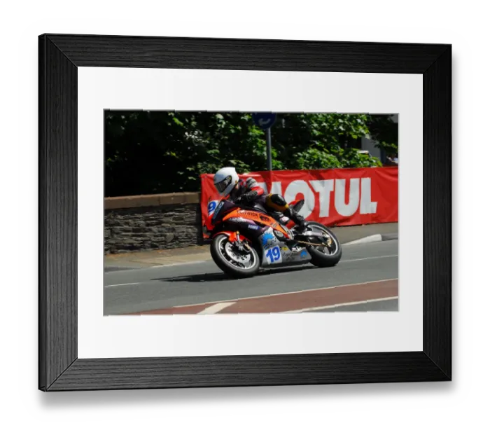 Framed Print : Olie Linsdell (Yamaha) 2013 Supersport TT Framed Print : Olie Linsdell (Yamaha) 2013 Supersport TT