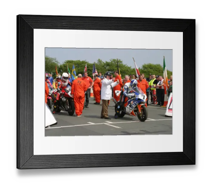 Framed Print : Ian Duffus (Suzuki) 2003 Formula 1 TT Framed Print : Ian Duffus (Suzuki) 2003 Formula 1 TT