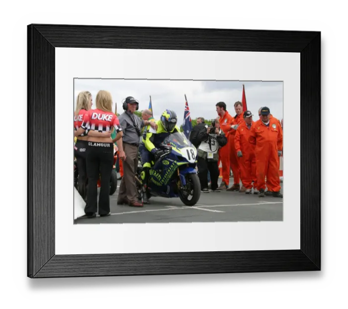Framed Print : Paul Duckett (Suzuki) 2004 Formula One TT Framed Print : Paul Duckett (Suzuki) 2004 Formula One TT