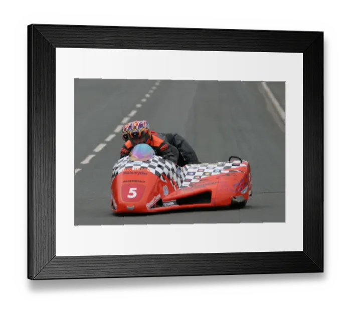 Framed Print : Roy Hanks & Dave Wells (Molyneux) 2003 Sidecar TT Framed Print : Roy Hanks & Dave Wells (Molyneux) 2003 Sidecar TT