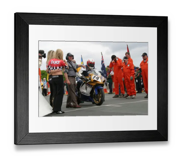 Framed Print : Gary Carswell (Suzuki) 2004 Formula One TT Framed Print : Gary Carswell (Suzuki) 2004 Formula One TT