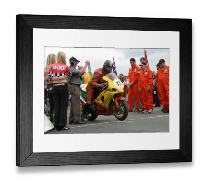 Framed Print : Paul Hunt (Suzuki) 2004 Formula One TT Framed Print : Paul Hunt (Suzuki) 2004 Formula One TT