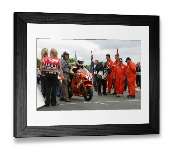 Framed Print : Ian Hutchinson (Suzuki) 2004 Formula One TT Framed Print : Ian Hutchinson (Suzuki) 2004 Formula One TT