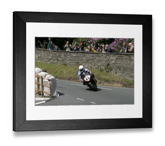 Framed Print : David Castle (Suzuki) 2004 Formula One TT Framed Print : David Castle (Suzuki) 2004 Formula One TT