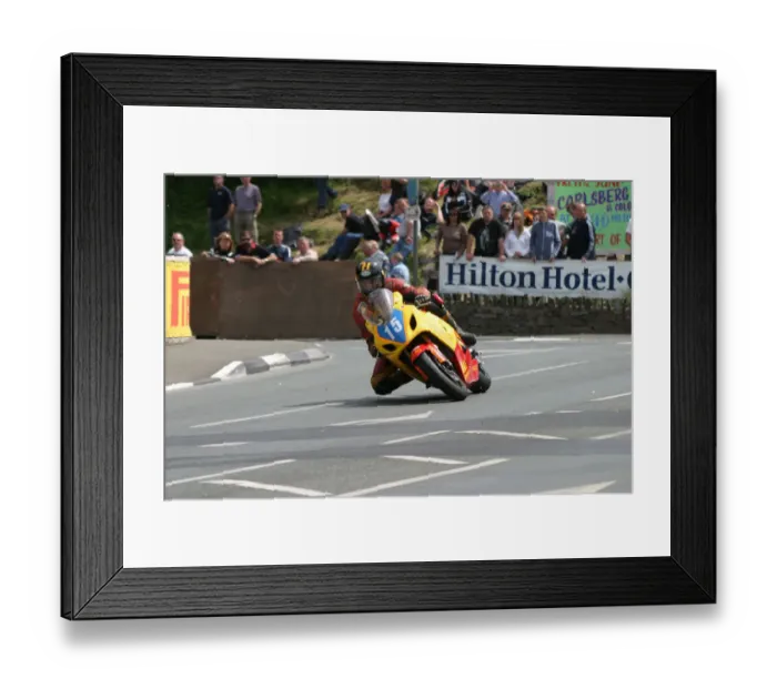 Framed Print : Paul Hunt (Suzuki) 2004 Junior TT Framed Print : Paul Hunt (Suzuki) 2004 Junior TT