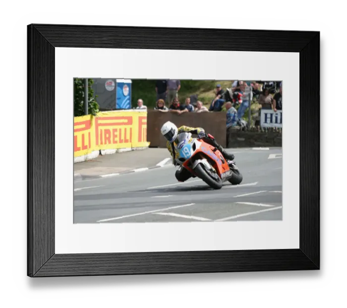 Framed Print : Ian Hutchinson (Suzuki) 2004 Junior TT Framed Print : Ian Hutchinson (Suzuki) 2004 Junior TT