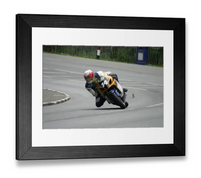 Framed Print : Gary Carswell (Suzuki) 2004 Production 600 TT Framed Print : Gary Carswell (Suzuki) 2004 Production 600 TT