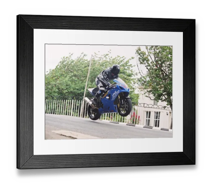 Framed Print : Andy Wallace (Suzuki) 2004 Senior TT Framed Print : Andy Wallace (Suzuki) 2004 Senior TT