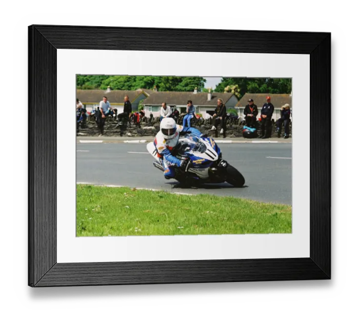 Framed Print : Nigel Davies (Suzuki) 2004 Formula One TT Framed Print : Nigel Davies (Suzuki) 2004 Formula One TT