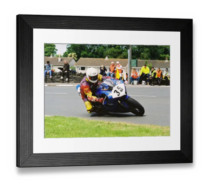 Framed Print : Steve Linsdell (Flitwick Yamaha) 2004 Formula One TT Framed Print : Steve Linsdell (Flitwick Yamaha) 2004 Formula One TT