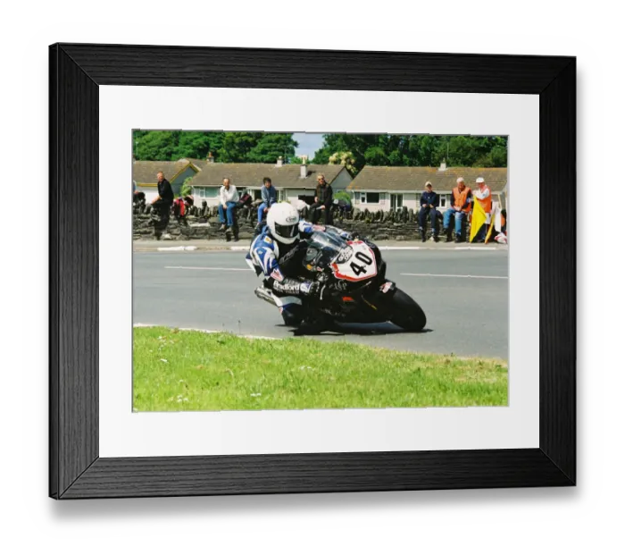 Framed Print : David Castle (Suzuki) 2004 Formula One TT Framed Print : David Castle (Suzuki) 2004 Formula One TT