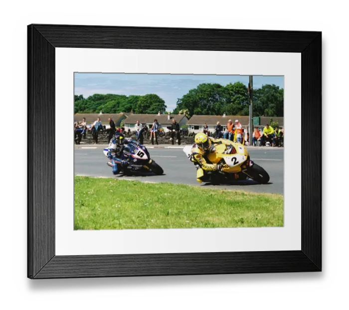 Framed Print : Ian Lougher (Honda) and Bruce Anstey (Suzuki) 2004 Formula One TT Framed Print : Ian Lougher (Honda) and Bruce Anstey (Suzuki) 2004 Formula One TT