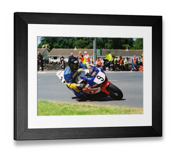 Framed Print : Chris Heath (Honda) 2004 Formula One TT