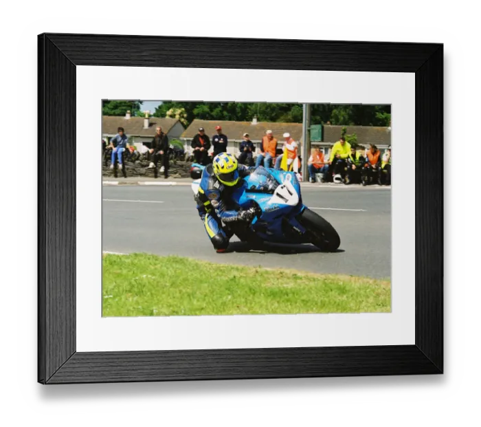 Framed Print : Nigel Beattie (Yamaha) 2004 Formula One TT Framed Print : Nigel Beattie (Yamaha) 2004 Formula One TT