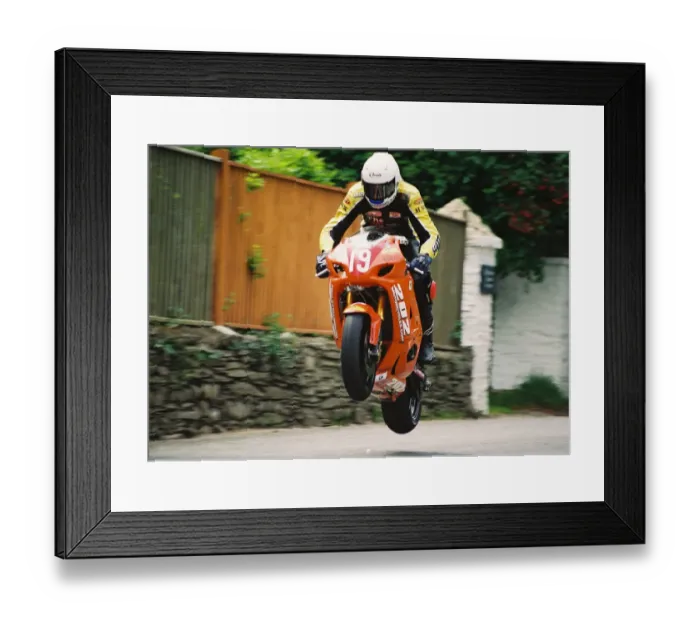 Framed Print : Ian Hutchinson (Suzuki) 2004 Production 1000 TT Framed Print : Ian Hutchinson (Suzuki) 2004 Production 1000 TT