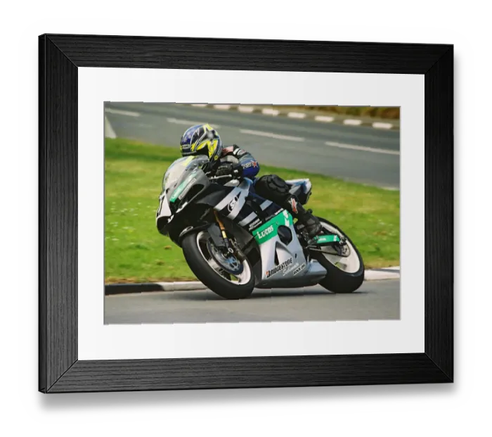 Framed Print : Chris Palmer (Suzuki) 2004 Formula One TT Framed Print : Chris Palmer (Suzuki) 2004 Formula One TT
