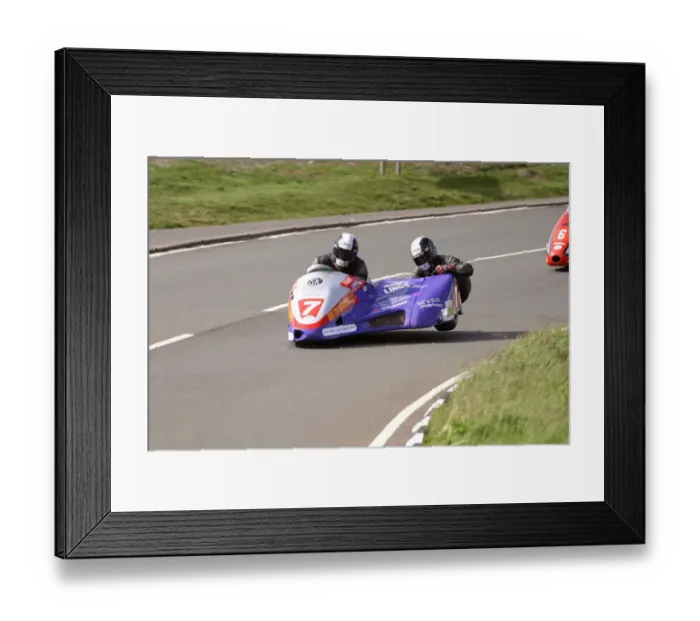 Framed Print : Ben Dixon & Mark Lambert (Molyneux Yamaha) 2004 Sidecar TT Framed Print : Ben Dixon & Mark Lambert (Molyneux Yamaha) 2004 Sidecar TT