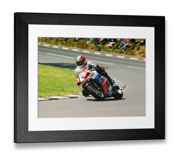 Framed Print : Roger Meads (Yamaha) 2004 Formula One TT