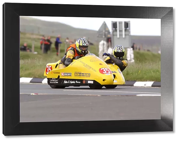 Mark Autton & Wayne Appleby (Shelbourne Yamaha) 2004 Sidecar TT