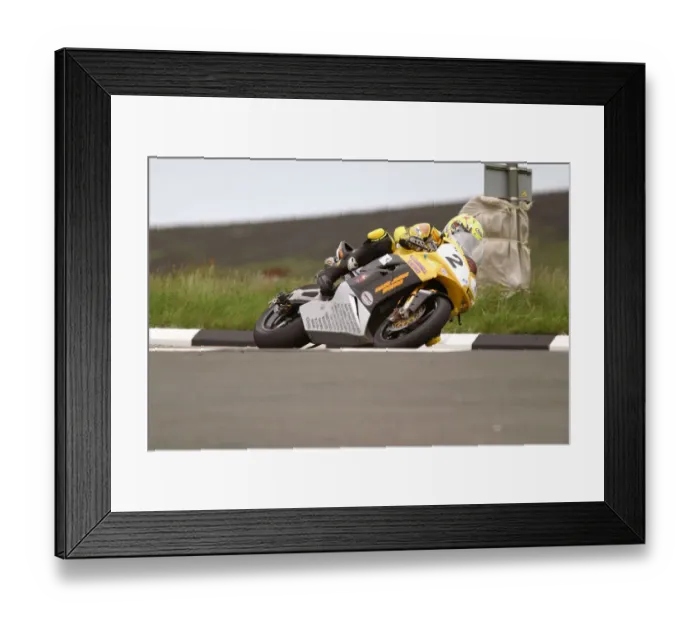 Framed Print : Ian Lougher (Honda) 2004 Formula One TT Framed Print : Ian Lougher (Honda) 2004 Formula One TT