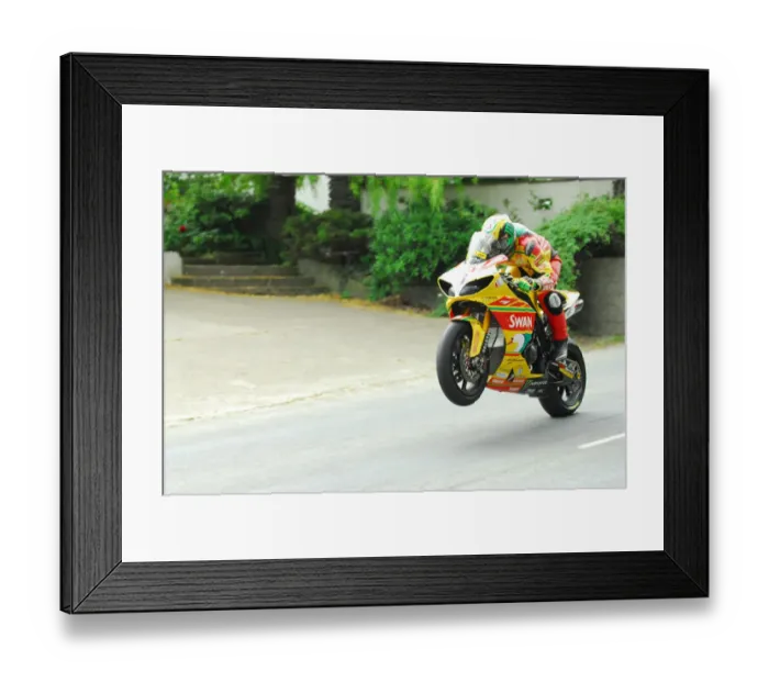 Framed Print : Ian Hutchinson (Yamaha) 2012 Superbike TT Framed Print : Ian Hutchinson (Yamaha) 2012 Superbike TT