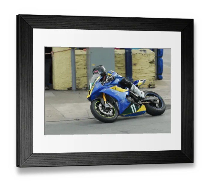 Framed Print : Ben Wylie (Suzuki) 2012 Lightweight TT