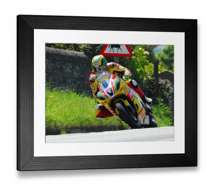 Framed Print : Ian Hutchinson (Yamaha) TT 2012 Supersport TT Framed Print : Ian Hutchinson (Yamaha) TT 2012 Supersport TT